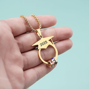 Collar de graduación personalizado, collar grabado de la escuela, obsequios de graduación universitaria, regalo para ella, clase de 2025, collar conmemorativo