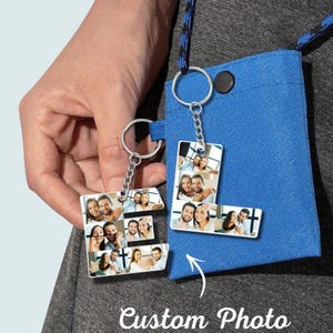 Llavero con foto y inicial personalizada: joyería con letras personalizadas, grabado de pareja y regalo conmemorativo para él o ella