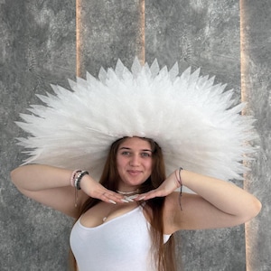Sombrero gigante de plumas blancas: tocado nupcial llamativo, accesorio para sesión de fotos de boda.