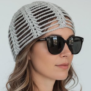 Berretto estivo grigio chiaro all'uncinetto – Cappello a teschio in rete di cotone, cappello boho da festival, copricapo traspirante lavorato a maglia, copricapo minimalista di tendenza