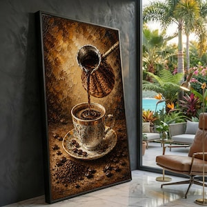 Op de afbeelding: Een ingelijst verticaal wandkunstwerk met een koperkleurige koffiepot die donkere vloeistof in een decoratief wit en goud porseleinen theekopje op een bijpassend schoteltje schenkt, omringd door verspreide geroosterde koffiebonen op een bruine ondergrond.