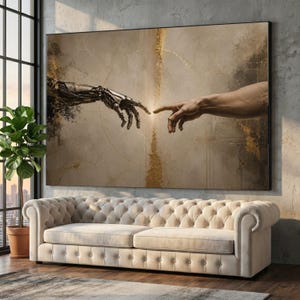 Può includere: Una grande stampa murale rettangolare che raffigura una mano robotica metallica che si protende verso una mano umana su uno sfondo beige strutturato con accenti dorati. La composizione mostra le due dita quasi a contatto al centro.