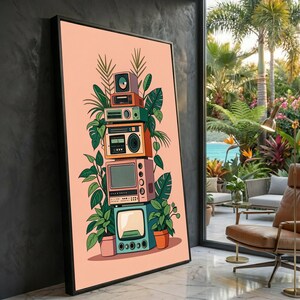 Può includere: Stampa artistica incorniciata con una pila di elettronica vintage, tra cui un altoparlante, una radio e una televisione, adornata da lussureggianti piante verdi. L'opera d'arte ha un'estetica retrò con uno sfondo color pesca e una cornice nera.