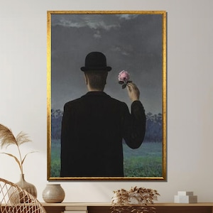 Surrealer Mann mit Rose Leinwand, Von René Magritte inspirierte Kunst, mysteriöse Melonen Hut Druck, Traumhafte surrealistische Wandkunst, Wand Kunst Leinwand Design