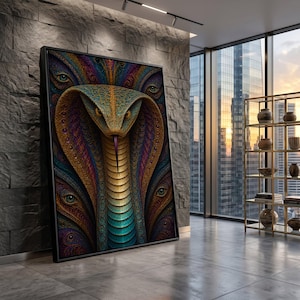 Könnte beinhalten: Ein gerahmtes Kunstwerk mit einem detaillierten, farbenfrohen Kobra-Design. Die Haube der Schlange ist ausgebreitet und zeigt komplizierte Muster in Türkis, Gold, Lila und Orange. Das Kunstwerk wird in einem modernen Raum mit Blick auf die Stadt ausgestellt.