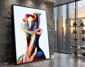Puede incluir: Pintura de retrato abstracto en un marco negro. La obra presenta una colorida representación del rostro y cuello de una persona, con vibrantes tonos de azul, amarillo, rosa y negro. La pintura se exhibe en un entorno interior moderno.