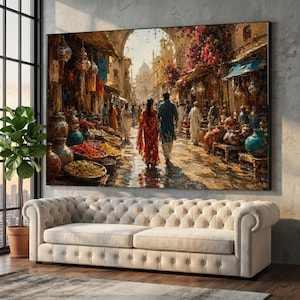 Può includere: Una grande stampa artistica rettangolare da parete che raffigura una vivace scena di mercato all'aperto, con persone che camminano lungo una strada stretta fiancheggiata da ceramiche colorate, lanterne sospese e fiori sotto un arco.