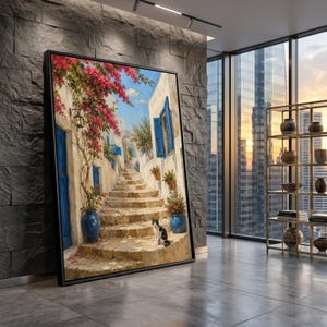 Tela con vicolo mediterraneo, quadro da parete con scalini in pietra soleggiati, decorazione floreale con persiane blu, tela con scena di gatti accogliente, complemento d'arredo in stile costiero