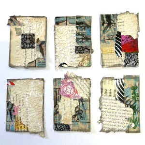 Carta da libro antica in rilievo grunge su 6 carte da gioco alterate, diario d'arte stampato con gelli, diario di spazzatura, effimero, elementi di tecniche miste
