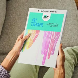 May include: A book titled "Art-thérapie à domicile" with the words "Art-Thérapie" in large blue letters on a turquoise background. The book cover features colourful abstract paint splatter designs.