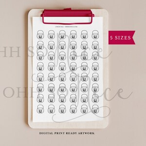 Pode incluir: Uma folha de papel com uma grelha de ilustrações de baldes de doces de Halloween a preto e branco, presa por uma prancheta de madeira com uma presilha vermelha. O texto "5 tamanhos" está numa faixa vermelha. O texto "DIGITAL PRINT READY ARTWORK" está na parte inferior.