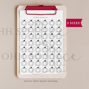 Pode incluir: Uma folha de papel com uma prancheta e um clipe vermelho. O papel tem uma grade de 36 ilustrações de abóboras em preto e branco. O texto "1 INCH WIDE - OHHSOURCE.COM" está no topo da folha. O texto "5 SIZES" está em uma faixa vermelha no canto superior direito. O texto "DIGITAL PRINT READY ARTWORK" está na parte inferior da folha.