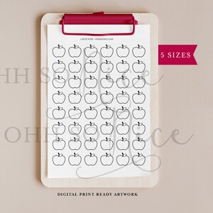 Pode incluir: Uma folha de papel com 49 contornos de maçãs em preto e branco. O papel está em uma prancheta com um clipe vermelho. O texto "5 SIZES" é impresso em um retângulo vermelho no canto superior direito da folha. O texto "DIGITAL PRINT READY ARTWORK" é impresso na parte inferior da folha.