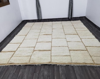 Handmade Moroccan Berber Wool Rug: Off White & Beige