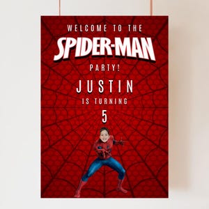 Puede incluir: Un p&oacute;ster de fiesta rojo con tem&aacute;tica de Spider-Man con un fondo de telara&ntilde;a. El p&oacute;ster dice "WELCOME TO THE SPIDER-MAN PARTY! JUSTIN IS TURNING 5" con una foto de un ni&ntilde;o disfrazado de Spider-Man.