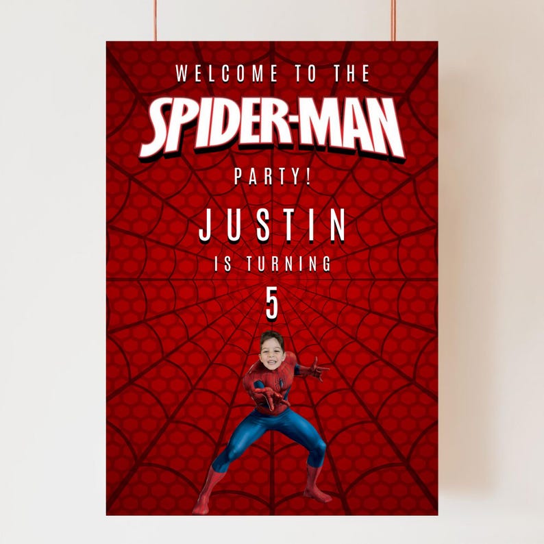 Puede incluir: Un p&oacute;ster de fiesta rojo con tem&aacute;tica de Spider-Man con un fondo de telara&ntilde;a. El p&oacute;ster dice "WELCOME TO THE SPIDER-MAN PARTY! JUSTIN IS TURNING 5" con una foto de un ni&ntilde;o disfrazado de Spider-Man.