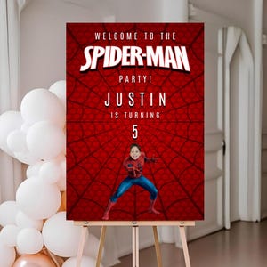 Puede incluir: Un letrero rojo y blanco de fiesta de Spider-Man en un caballete. El letrero dice "&iexcl;Bienvenido a la fiesta de Spider-Man! Justin cumple 5 a&ntilde;os". Una foto de un ni&ntilde;o con un disfraz de Spider-Man est&aacute; en la parte inferior.