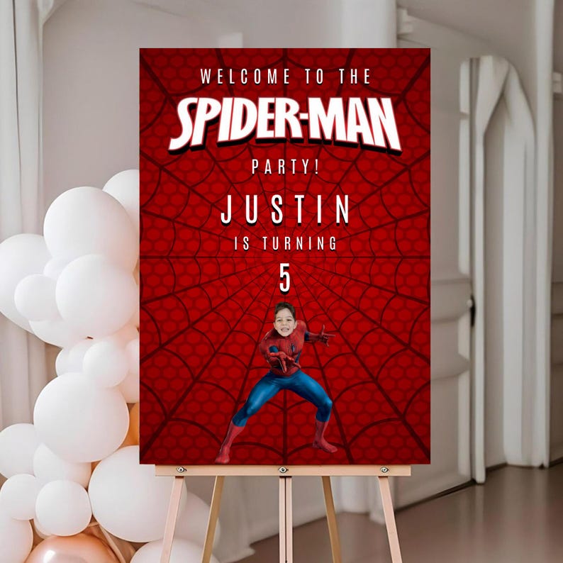 Puede incluir: Un letrero rojo y blanco de fiesta de Spider-Man en un caballete. El letrero dice "&iexcl;Bienvenido a la fiesta de Spider-Man! Justin cumple 5 a&ntilde;os". Una foto de un ni&ntilde;o con un disfraz de Spider-Man est&aacute; en la parte inferior.