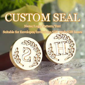 Può includere: Due sigilli in cera circolari color oro con le lettere incise S e H, ciascuna circondata da un disegno a corona d'alloro. Il testo CUSTOM SEAL, Name/Logo/Pattern/Text e Suitable for Envelopes/Invitations/Gift cards/Gift boxes è visibile.