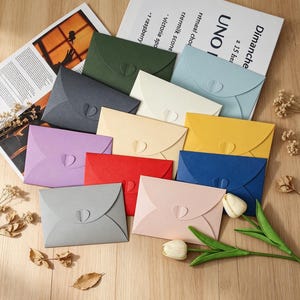Conjunto de envelopes coloridos personalizados de 16 x 11 cm, envelopes de papel grosso de 250 g com fecho em formato de coração para convites de casamento e convites de festa.