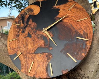 horloge en bois et résine