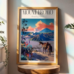 Peut inclure: Une affiche encadrée avec l'inscription "MOUNT BROMO" au-dessus d'une illustration de paysage colorée. L'œuvre représente une scène de montagne avec un cheval et un cavalier, sur fond de montagnes bleues et d'un ciel vibrant. Le cadre est de couleur bois clair.