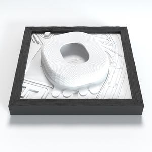 Pode incluir: Um mapa em relevo branco tridimensional de um estádio dentro de uma moldura quadrada de madeira preta. O modelo apresenta uma representação arquitetónica detalhada da estrutura do estádio, estradas circundantes e infraestrutura.