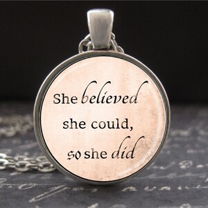 Collar "Ella creyó que podía, así que lo hizo", colgante con cita de aliento de fe, joyería de plata antigua para mujeres, regalos de graduación para niñas.