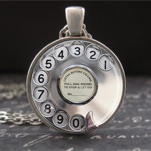 Collana con quadrante telefonico vintage, vecchio telefono rotativo, gioielli in argento, ciondolo per telefono da scrivania dell'era industriale, ciondolo con foto in vetro rotondo, regali per le donne