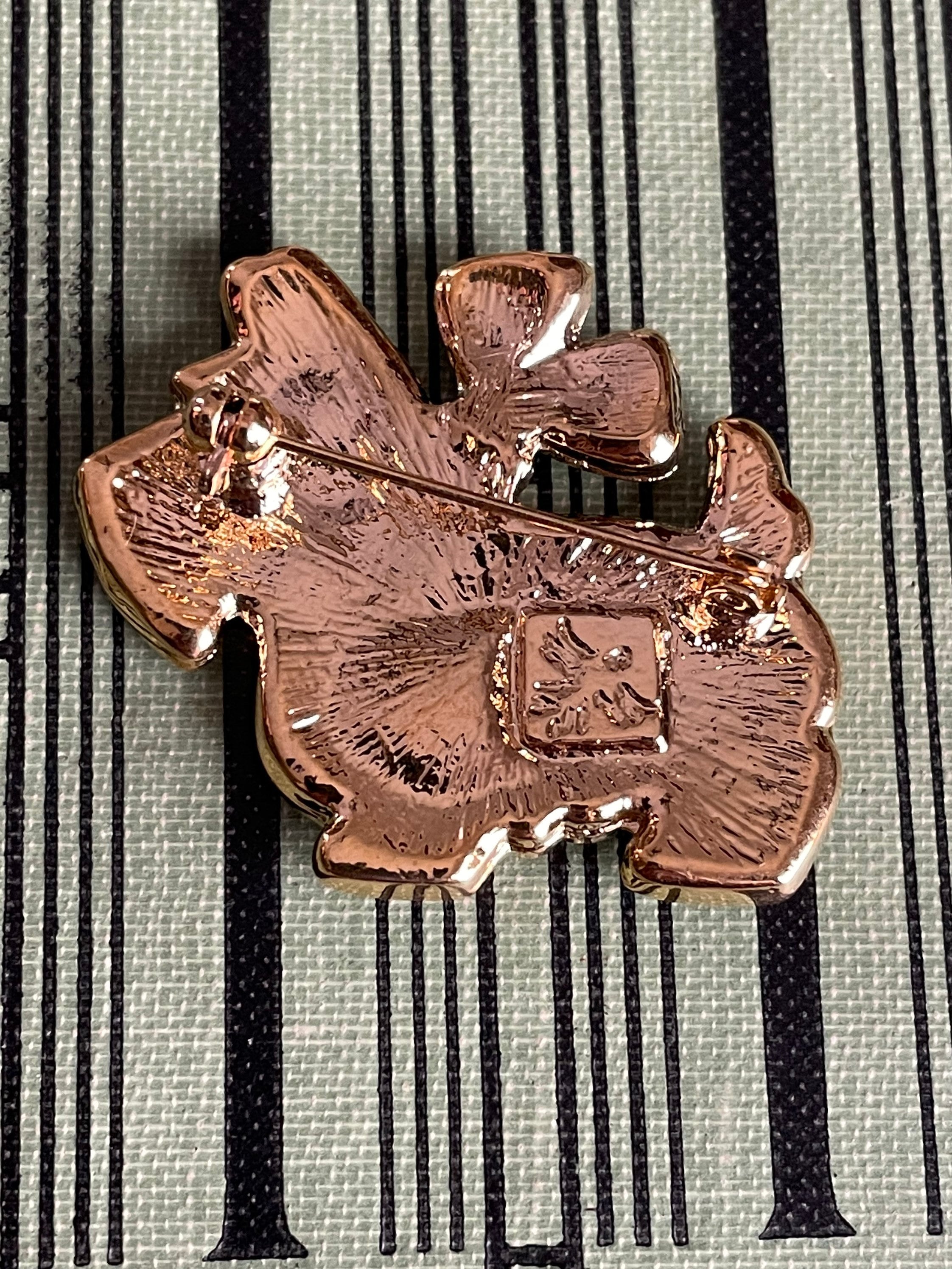 Broche Vintage Chien Scottish Fox Terrier Noir Et Doré Avec Fausse Perle – Bijou D'occasion