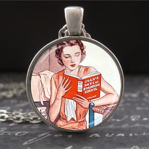 Frauen lesen ein Buch Halskette Anhänger Bücherwurm Geschenk Literarische Leseratte Geschenke für Buch-Liebhaber Geschenke für Bibliothekare Licht Academia Schmuck Geschenk
