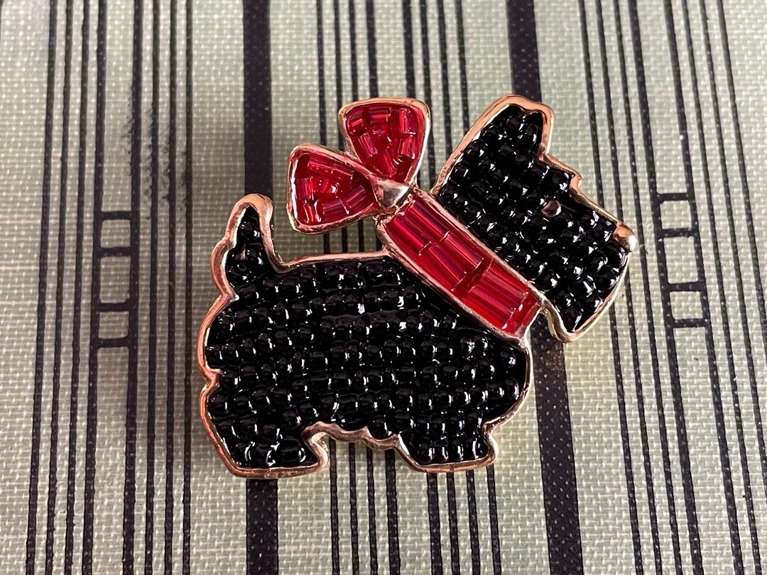 Broche Vintage Chien Scottish Fox Terrier Noir Et Doré Avec Fausse Perle – Bijou D'occasion