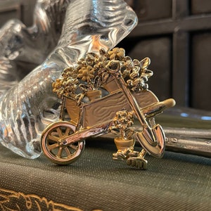 Vintage Gold Ton Blumenwagen Brosche signiert AJC Alte Nachlass Schmuck Gartengeräte Topfblume Blumen Pin Geschenke für Frauen Gärtner NOS