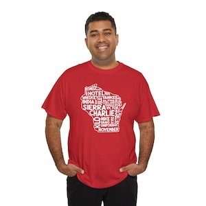 Wisconsin Phonetic Alphabet Unisex T-Shirt aus schwerer Baumwolle - Einzigartiges State Design T-Shirt, ideal für Luftfahrt Liebhaber, Geschenke für Piloten, weißer Text