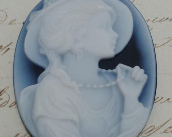 FW Klein Blue Agate Cameo – Dama w kapeluszu i perłach – ręcznie rzeźbiony zabytkowy luźny kamień szlachetny – 40 mm x 30 mm