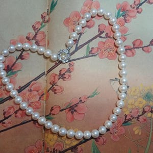 Elegante collana di perle Akoya giapponesi ~8 mm – Chiusura in argento – 43 cm – 40,83 g – Scatola portagioie inclusa