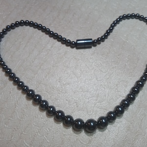 Graduated Hematite Bead Necklace with Hidden Screw Clasp – Vintage Metallic Jewelry 45cm
