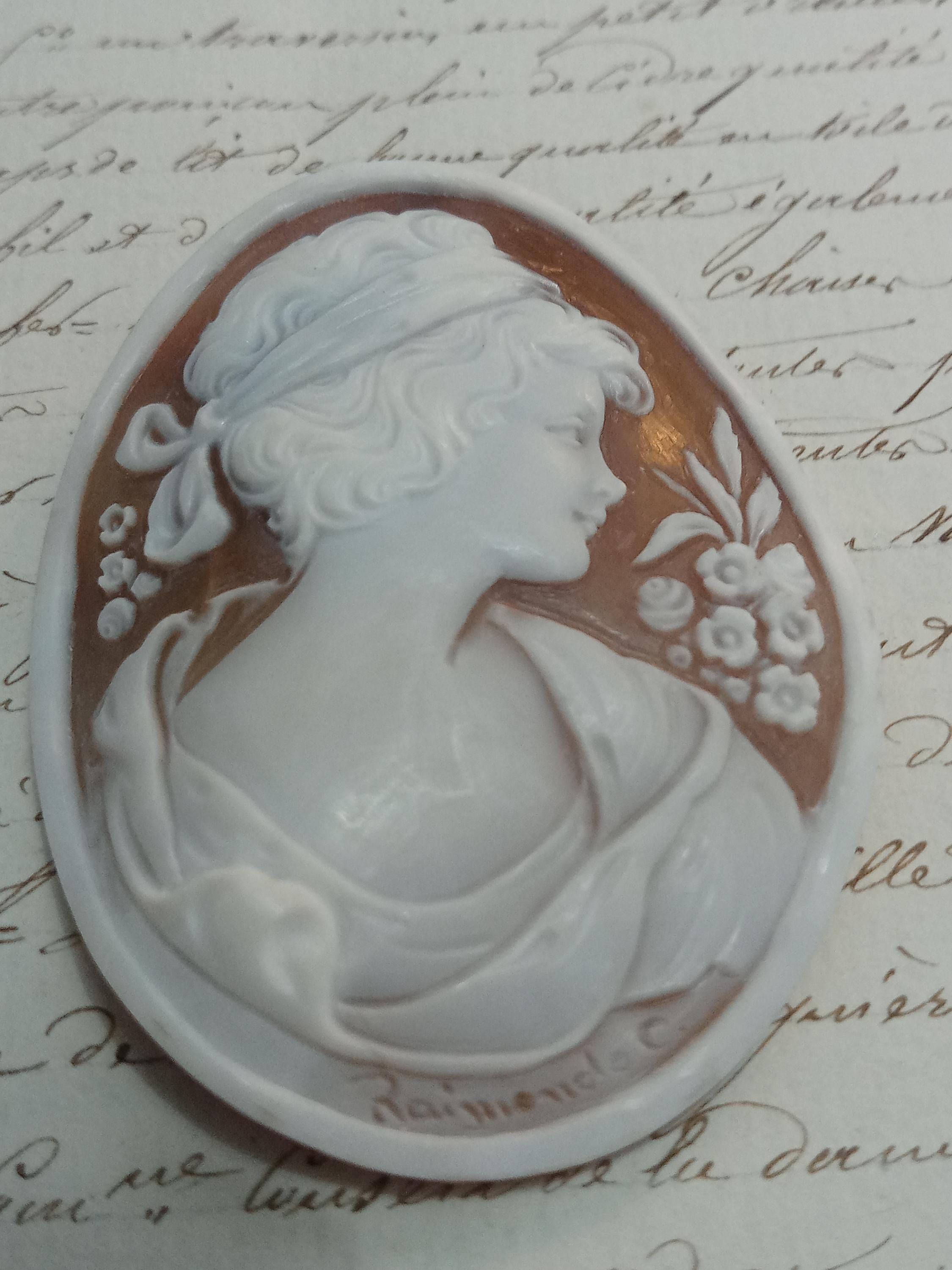 Vintage Italian Hand Carved Genuine Shell Cameo Pendant