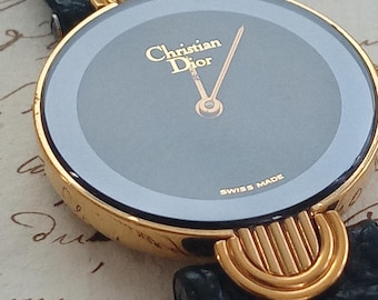 Reloj vintage Christian Dior modelo 3032, esfera redonda negra y dorada, cuarzo de fabricación suiza, correa original de piel de tiburón auténtica.