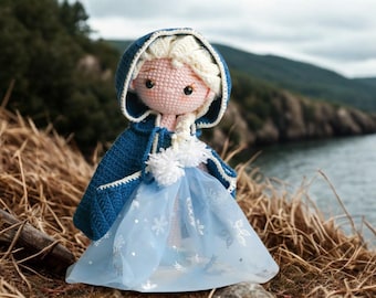 Virkad Elsa-docka: Handgjord isprinsessa-amigurumi med blå kappa