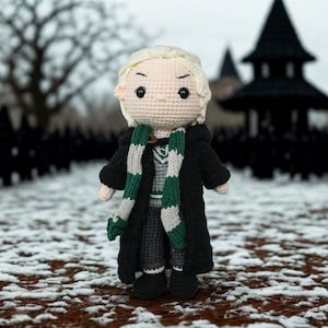 Gehäkelter Zauberer Junge: Handgehäkeltes Amigurumi Plüsch mit grünem Schal