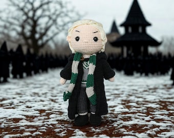 Bambola mago all'uncinetto: peluche amigurumi fatto a mano con sciarpa verde