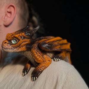 Drago realistico personalizzabile con spalla - disponibile e pronto per la spedizione!