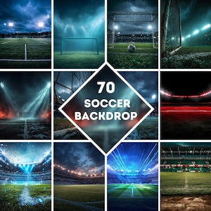 Może przedstawiać: Kolaż 70 teł z motywem piłki nożnej. Obrazy przedstawiają boiska piłkarskie i stadiony oświetlone dramatycznym światłem. Centralny diament zawiera tekst "70 SOCCER BACKDROP", wskazujący na kolekcję cyfrowych teł.