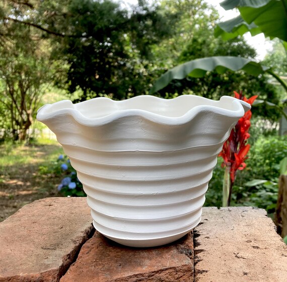 EARTHENWARE FLOWER POT