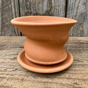KLEI BLOEMPOT #49. Kleine terracotta plantenbak met wieltjes Uniek studioaardewerk.