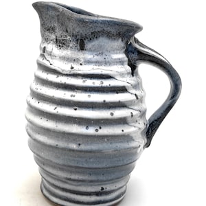 KLEINER KERAMIKKRUG #22 Steingut-Tonkrug, der auch eine schöne Vase macht. Handgefertigte Keramik.