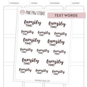Peut inclure: Une feuille d'autocollants pour planificateur avec l'inscription "Family Time!" dans un style manuscrit. Les autocollants sont de couleur marron foncé et sont disposés en rangées. La feuille comprend également le logo Pink Paw Studio et les mots "Text Words".