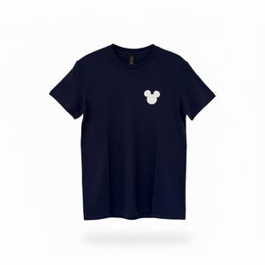 Puede incluir: Camiseta azul marino con un dise&ntilde;o blanco de la cabeza de Mickey Mouse en la parte superior izquierda. La camiseta de manga corta est&aacute; hecha de un material suave y es adecuada para el uso diario.