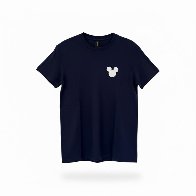 Puede incluir: Camiseta azul marino con un dise&ntilde;o blanco de la cabeza de Mickey Mouse en la parte superior izquierda. La camiseta de manga corta est&aacute; hecha de un material suave y es adecuada para el uso diario.